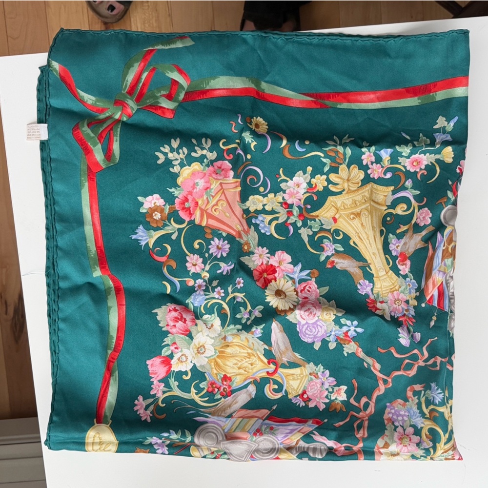 Vintage Gucci 100% Silk Scarf with Floral and Ribbon Design. Never been worn - Picture 3 of 5